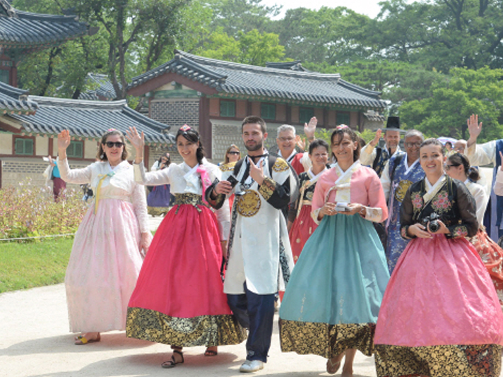 창덕궁 한복.jpg